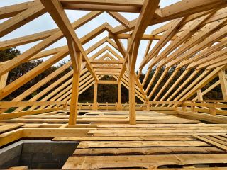 Každý trám vypráví svůj vlastní příběh. Vidíš tu preciznost? To je dřevo z Beskyd, ručně opracované našimi řemeslníky....