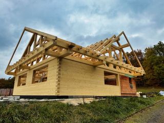 Dřevo z Beskyd, kde domov začíná. 🌲 V každé naši roubence je kousek lesa, který dýchá tradicí i respektem k přírodě....