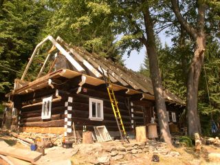 Dřevo, co si pamatuje víc historek než vaše babička. U nás má každý prkýnko svůj původ, vůni – a občas i otisk od svačiny...