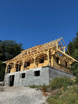 Každý spoj skrývá příběh a preciznost. Vidíte jen dřevo a beton? My v tom vidíme roky zkušeností, tradiční postupy a...