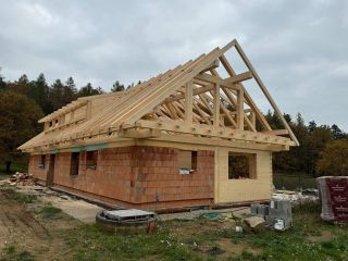 Každý dům má svůj vlastní příběh. Vzpomínáte na pocit, když vzniká něco, co bude domovem celé rodiny? Tady začíná cesta –...