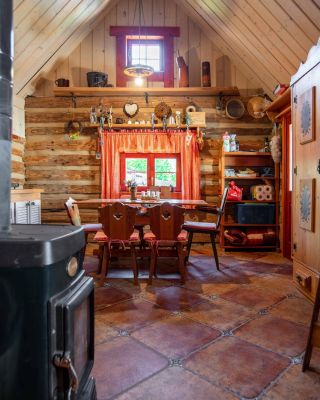 🪵 Ráno u stolu, kafe v ruce a pohled z okna na klid. Tady se nemusí nic vymýšlet ani plánovat – prostě jen být. Kdo by si...