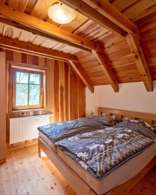 🛏️ Někdy je největší zážitek prostě jen zůstat pod peřinou a koukat na světlo, co se opírá do dřeva. Žádný plán, jen...