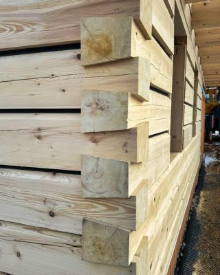 🌲 Dřevo má svůj klid. Každý spoj, každá kresba v sobě schovává malý příběh – někdy vtipný, někdy jen tichý. U nás se nikam...