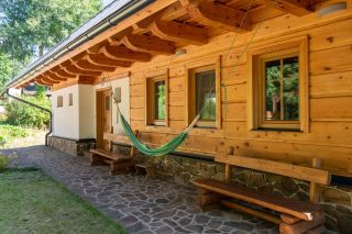 Rána na terase, kde voní dřevo… Paní Nováková nám prozradila, že každý den začíná s hrnkem kávy a výhledem do lesa. Děti?...