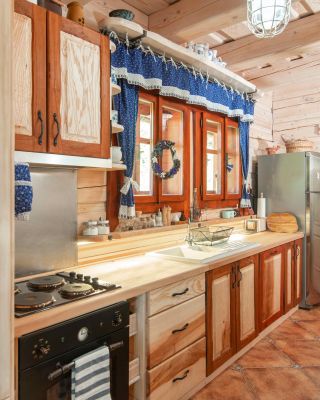 Kouzlo dřeva v každém detailu. Jak voní domov, kde každý trám má svůj příběh? V kuchyni, kde se potkává tradice s moderní...