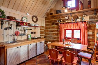 Vzpomínky v každém trámu staré roubenky. Když jsme poprvé vstoupili do této kuchyně, dýchla na nás historie a vůně...