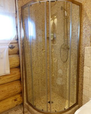 Když si užíváš sprchu v dřevěném domě, všechno má jiný klid. Dřevo, teplo, příroda za oknem... prostě pohoda. Jak vypadá...