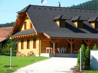 Vůně dřeva. Slunce. Domov, co má duši. Každé ráno je tu jiné. Stačí otevřít dveře a nasát klid, který dřevěný dům přináší....